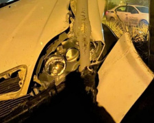 Дорожно-пьяное происшествие: в Мариуполе автомобиль выехал на спуск и едва не протаранил газовую трубу (ДОПОЛНЕНО)