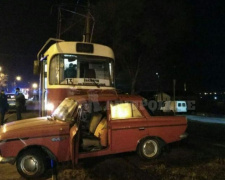 «Москвич» поперек рельсов: в Мариуполе заблокировано движение трамваев (ФОТОФАКТ)