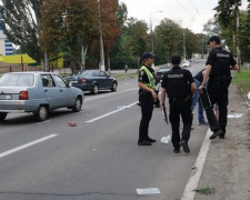 Переходил дорогу: в Мариуполе мужчина попал под колеса автомобиля (ФОТО)