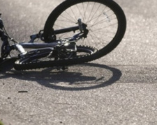 В Мариуполе автомобиль сбил велосипедиста