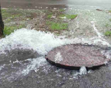 В Мариуполе из подземного люка бьет вода, заливая тротуары (ФОТО)
