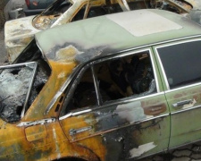 В Мариуполе на автостоянке сгорели пять машин