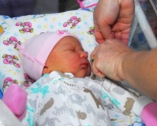 В Мариуполе на улице мать оставила младенца 10 дней от роду (ФОТО)