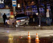 В Мариуполе в ДТП с участием полицейского автомобиль едва не врезался в остановку