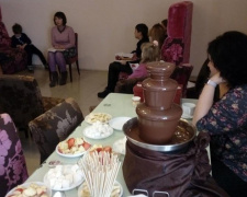 В Мариуполе с драконами и шоколадным фонтаном читают на украинском (ФОТО)
