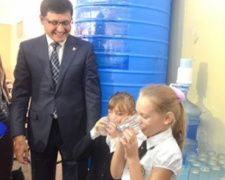 В школах, детсадах и аптеках Мариуполя установят резервуары с питьевой водой