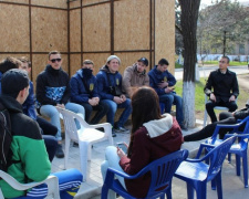 В центре Мариуполя активисты заблокировали строительство киоска (ФОТО)