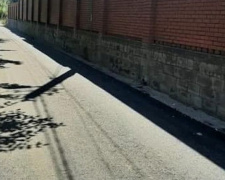 В Мариуполе заасфальтировали разбитую дорогу