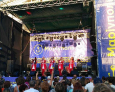 Мариупольцы в центре города с песнями отмечают День Независимости (ФОТО+ВИДЕО)