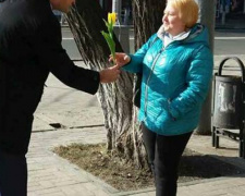 Вадим Бойченко в центре Мариуполя останавливает женщин и дарит им цветы (ФОТОФАКТ)
