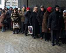 Життя у чергах - маріупольці приходять о другій ночі, щоб потрапити в Пенсійний фонд