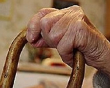 Тяжкое телесное: в Мариуполе внук избил свою 79-летнюю бабушку