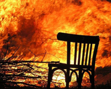 Ночью в Мариуполе горел частный дом. Пострадала пенсионерка