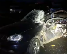 Машина «всмятку», двое пострадавших: в Мариуполе фура не разминулась с легковым автомобилем (ФОТО+ВИДЕО)