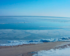 Юные хоккеисты "Мариуполя" провели тренировку на замерзшем море (ВИДЕО)
