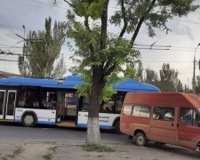 Грузовой фургон въехал в троллейбус в Мариуполе
