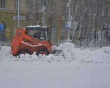 «Дороги и тротуары очищены полностью»: в Мариуполе более 60 машин убирают снег с городских улиц (ФОТО)
