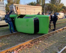 Утреннее ДТП: в Мариуполе «Москвич» от столкновения вылетел на трамвайные рельсы