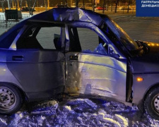 Помятое железо и пострадавшие: в Мариуполе автомобиль занесло в столб