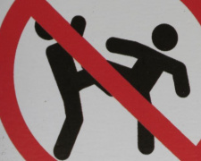 В уютных дворах Мариуполя категорически запретили драки и вандализм (ФОТОФАКТ)