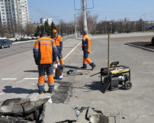 В Мариуполе более 200 дорожных участков станут комфортабельнее (ФОТО+ВИДЕО)