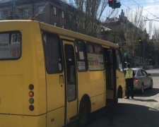 В Мариуполе автобус врезался в иномарку (ФОТО)