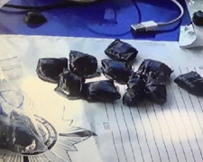 Мариупольские полицейские изъяли у местного жителя более 30 свертков каннабиса: парню грозит срок (ФОТО)