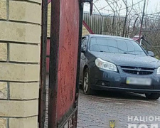 Во дворе жилого дома в Волновахском районе взрывом гранаты повредило автомобиль (ФОТО)