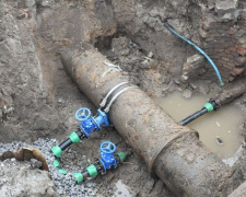 В Мариуполе модернизируют сети водоснабжения: меняют старые трубы на новые - пластиковые