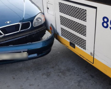В Мариуполе коммунальный автобус врезался в припаркованный автомобиль (ФОТО)