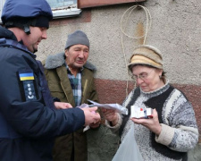 Нет медиков и лекарств: как живут пенсионеры в прифронтовом поселке под Мариуполем (ФОТО+ВИДЕО)