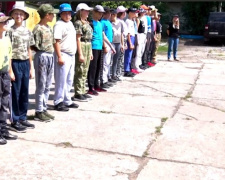 В окупованому Маріуполі дітей зганяють у військові табори - що відомо