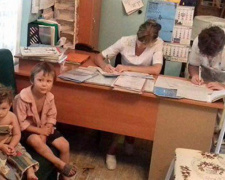 В Донецкой области дети ели из миски дворовых животных, пока их мать гуляла (ФОТО)