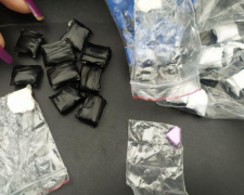 В Мариуполе поймали закладчика наркотиков с 34 свертками амфетамина (ФОТО)