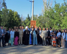 В центре Мариуполя открыли Хачкар