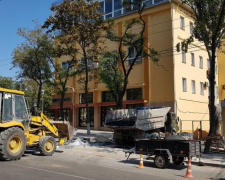 В центре Мариуполя обновляют тротуар: до Дня города заасфальтируют и уложат плитку