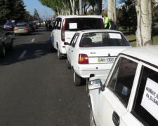В Мариуполе звучат сирены, десятки авто перекрыли часть проспекта Мира (ФОТО+ВИДЕО)