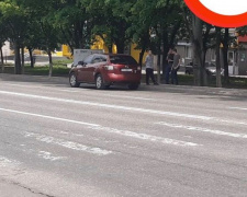 В Мариуполе на «зебре» автомобиль наехал на девушку