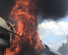 В центре Мариуполя вспыхнул торговый павильон. В городе выгорело более 10 000 кв.м территории