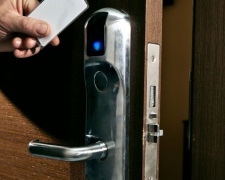 Бесконтактные ключи и сигнализации в номерах: мариупольские отели станут безопаснее