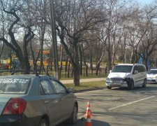 Лоб в лоб: в Мариуполе легковушка столкнулась с микроавтобусом (ФОТО)