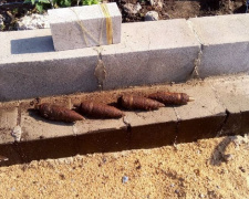 Мариуполец в своем дворе нашел артиллерийские снаряды (ФОТО)