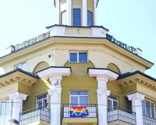 В центре Мариуполя вывесили флаг ЛГБТ (ФОТОФАКТ)