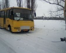 В снежном плену: автобус из Мариуполя застрял в Никольском районе (ФОТО)