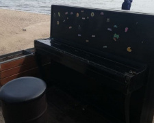 На мариупольском пляже восстановили пианино, ставшее достопримечательностью