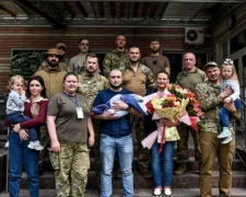 В Запорожье из роддома встретили жену погибшего в Мариуполе военного