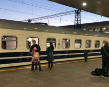 Поезд Киев-Мариуполь курсирует второй день: билеты разлетаются, как горячие пирожки (ФОТО)