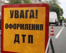 На перекрестке в Мариуполе в ДТП пострадал мопедист (ФОТО+ВИДЕО)