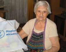 В Мариуполе пожилые люди получили продуктовые наборы (ФОТО)