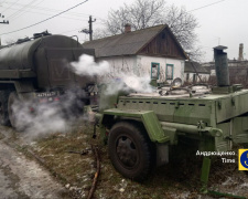 Військові вантажівки на польових кухнях: окупанти під Маріуполем розміщують техніку поруч з цивільними